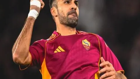 詹姆斯上篮失准 里弗斯完成补篮