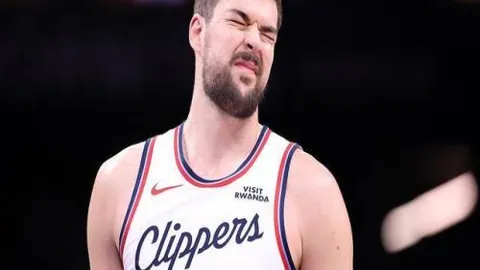 “RB莱比锡与曼城欧冠16强首回合1-1握手言和，马赫雷斯进球哈兰德未果，曼城陷入平局困境”